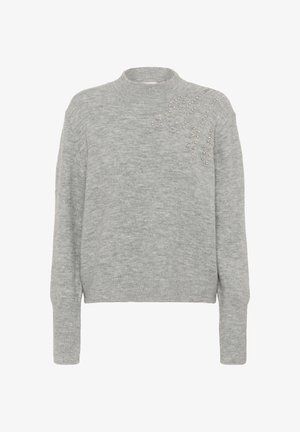 Vaaleanharmaa neulepaita, jossa on pitkät hihat, korkea kaulus ja koristeelliset pienet helmiylitysedellet oikeassa olkapäässä.