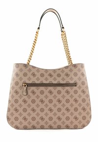 Sac fourre-tout beige avec un motif de logo répété, des anses en chaîne dorée et une poche zippée à l'avant. Texture lisse avec une forme structurée.
