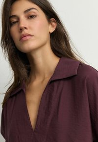 Next SHORT SLEEVE V-NECK OVERHEAD WITH COLLAR - Bluse - red burgundy