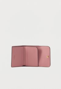 Ροζ δερμάτινο πορτοφόλι με κούμπωμα snap. Το εσωτερικό διαθέτει πολλαπλές θήκες για κάρτες και φόδρα με ομαλή υφή. Συμπαγές και διπλωτό σχέδιο.