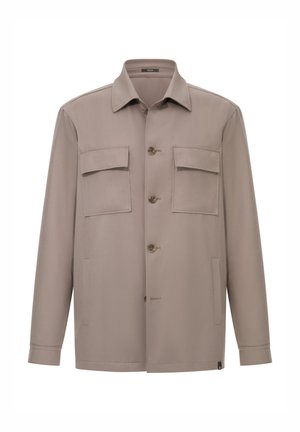 Giacca da uomo color taupe chiaro con colletto, quattro bottoni sul davanti, due tasche a sacchetto sul petto e due tasche laterali, esposta su sfondo bianco.