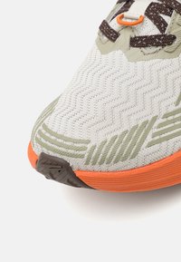 Altra EXPERIENCE WILD - Trail hardloopschoenen - gray/orange