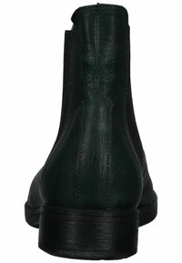 Botín de cuero verde hasta el tobillo con un acabado texturizado, paneles laterales elásticos y un tacón bajo negro. Vista trasera que resalta los detalles de costura.
