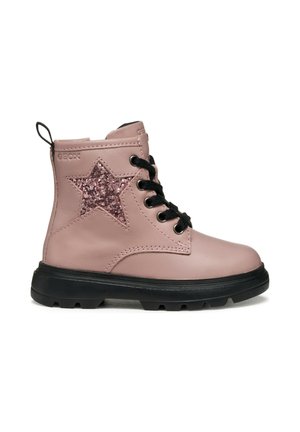 Bottine en cuir rose avec une semelle en caoutchouc noir, ornée d'une étoile pailletée rose et de lacets noirs.
