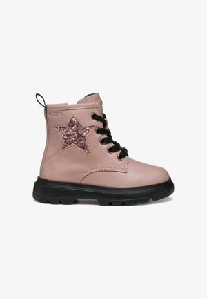 Bottine en cuir rose avec une semelle en caoutchouc noir, ornée d'une étoile pailletée rose et de lacets noirs.