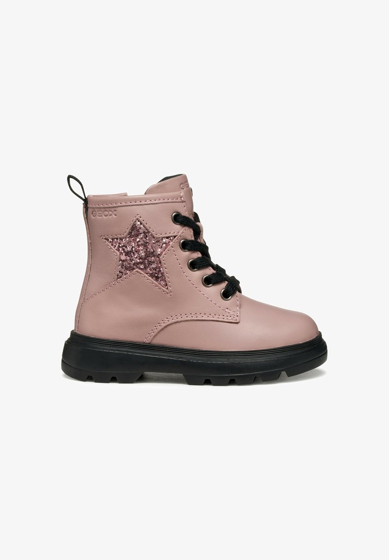 Stivaletto rosa in pelle con suola in gomma nera, caratterizzato da un accento a forma di stella glitterata rosa e lacci neri.