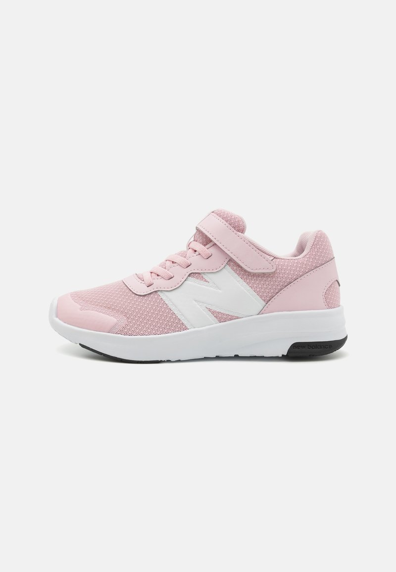 Baskets de sport roses avec tige en maille, accents blancs, sangle Velcro et semelle rembourrée. Bout arrondi et détails texturés sur les côtés.