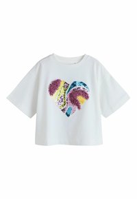 Bílý zkrácený tričko s krátkými rukávy, zdobené srdcem v mnoha barvách s texturou v odstínech růžové, žluté, modré a fialové.