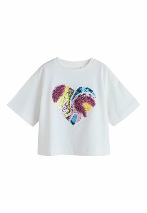 Weißes, kurz geschnittenes T-Shirt mit kurzen Ärmeln, das ein mehrfarbiges, strukturiertes Herzdesign in Rosa-, Gelb-, Blau- und Lilatönen zeigt.