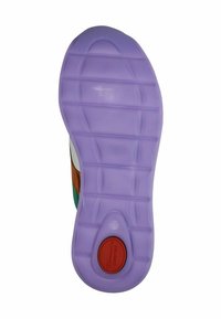 Lila Gummi-Außensohle mit strukturiertem Grip, die konzentrische Kreise und horizontale Rillen aufweist. Rote, runde Komforteinlage vorhanden.