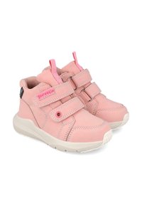 Zapatillas de gamuza rosa con dos correas de Velcro, punta redonda, suela de goma blanca y acentos en rosa en contraste, con detalles de costura.