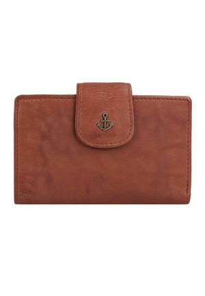 Cartera de cuero marrón con cierre de solapa y detalle de ancla en relieve. Textura suave, forma rectangular y costuras en contraste.