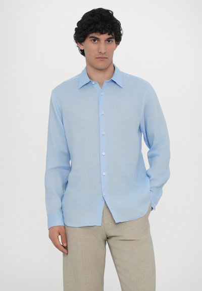 Chemise boutonnée bleu clair en tissu tissé, à manches longues, à ourlet droit et col standard. Présente des boutons blancs et une coupe décontractée.