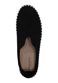 Schwarzer Slipper mit einer durchlässigen Oberseite, runder Zehe und strukturiertem Innenfutter. Die Sohle hat einen schwarz-weißen gestreiften Rand.