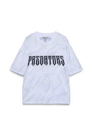 Maglietta oversize bianca con la scritta "PREDATORS" in caratteri gotici neri e spessi sul petto e sottili motivi angolari nel tessuto.
