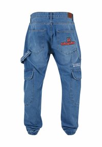 Denim-Cargohosen mit lässiger Passform, ausgestattet mit mehreren Taschen, elastischen Säumen und bestickten Akzenten in Rot und Weiß.