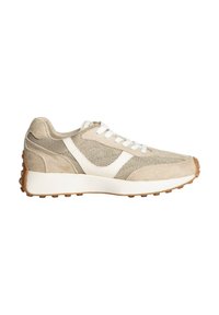 Zapatillas de running beige con parte superior de malla y ante, acentos blancos y suela de goma con pequeños tacos de tracción para un mejor agarre.
