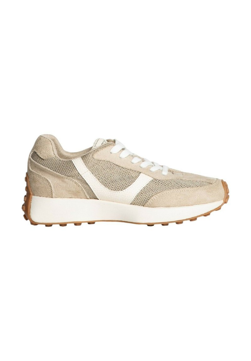 Zapatillas de running beige con parte superior de malla y ante, acentos blancos y suela de goma con pequeños tacos de tracción para un mejor agarre.