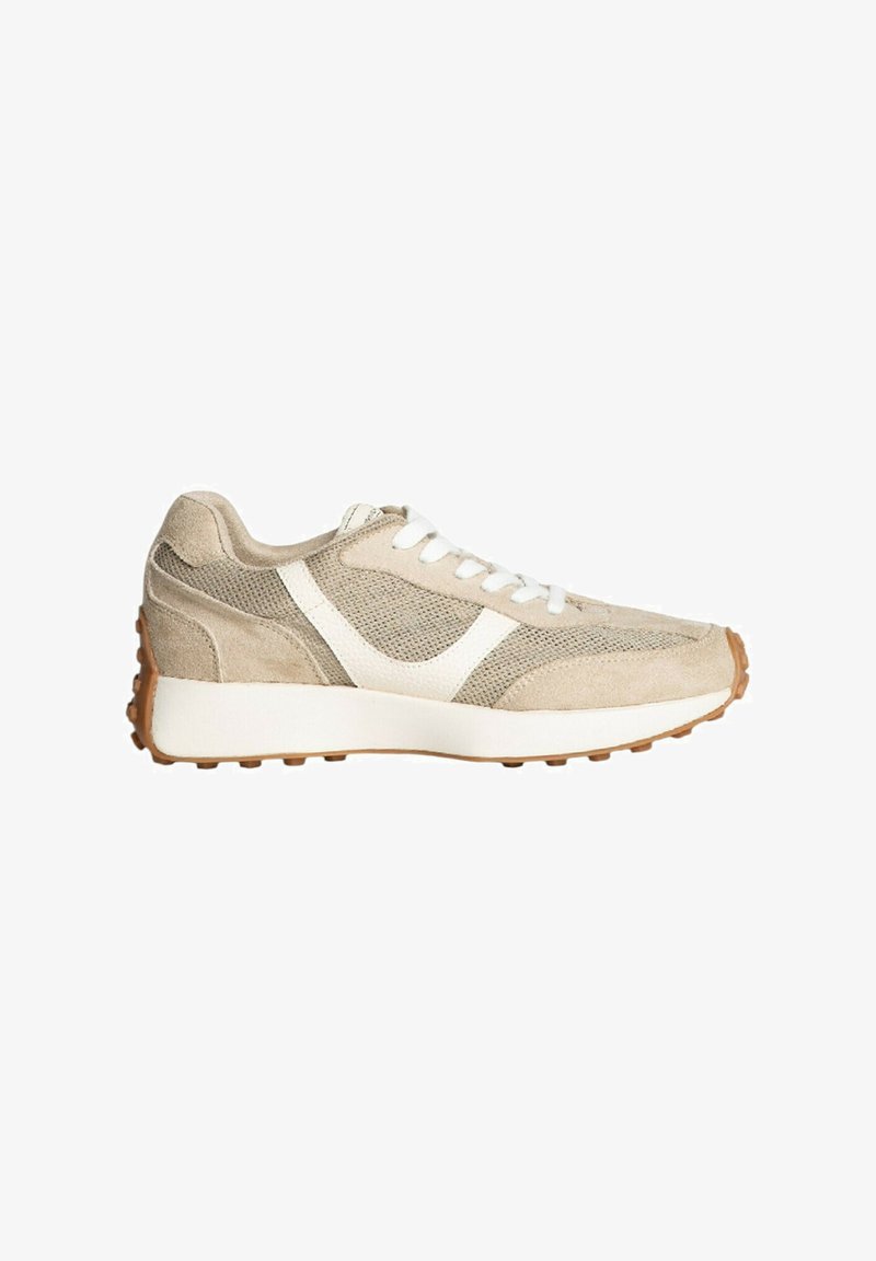 Zapatillas de running beige con parte superior de malla y ante, acentos blancos y suela de goma con pequeños tacos de tracción para un mejor agarre.