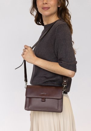 Gusti Leder, SMALL WOMAN HANDBAG BIBI - Cross body bag - dunkelbraun