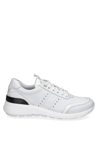 Weiße Ledersneaker mit glattem Obermaterial, runder Zehenpartie, Schnürverschluss und einem strukturierten schwarzen Akzent an der Ferse. Leichte Sohle.