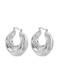 Boucles d'oreilles en argent en forme de créole avec un design tordu, évoquant une vague. Surface lisse et réfléchissante avec un mécanisme de fermeture sécurisé pour l'attache.