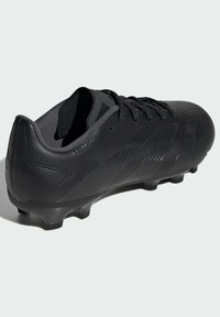 Botas de fútbol sintéticas negras con un acabado texturizado, sistema de cordones y tacos moldeados para tracción. Cuenta con un branding y líneas de diseño sutiles.