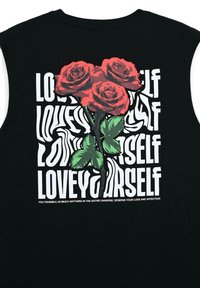 Czarny bezrękawnik z grafiką czerwonych róż i białym napisem z falistym wzorem, promujący miłość własną.