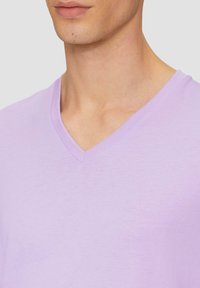 s.Oliver MIT V-AUSSCHNITT - T-shirt basic - lavendel
