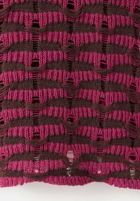 Material tricotat cu dungi late alternative de magenta și maro închis. Prezintă modele dantelate și margini franjurate, textură moale.