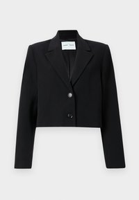 Avskuren svart blazer gjord av glatt tyg. Har en utskuren krage, enkel knappstängning och långa ärmar. Minimalistisk design.