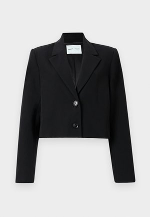 Krojeni črni blazer iz gladkega materiala. Ima ovratnik s zarezo, zapiranje na en gumb in dolge rokave. Minimalističen dizajn.