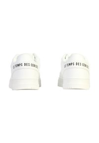Hvide sneakers med rund tå, glat syntetisk materiale, flad sål, og teksten "LE TEMPS DES CERISES" på hælen i sort.