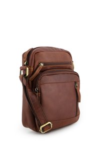 Braune Leder-Crossbody-Tasche mit mehreren Reißverschlussfächern, verstellbarem Tragegurt und goldfarbener Hardware. Flaches Front- und abgerundetes Bodendesign.