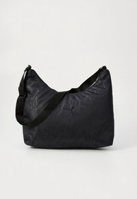 Svart nylonhobo-väska med matt finish, med ett tonalt logomönster, justerbar svart rem och dragkedjestängning.