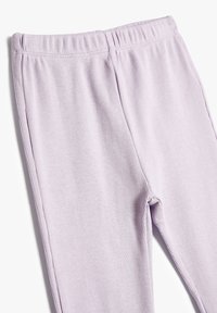 Lila gerippte Leggings mit einem elastischen Bund, hergestellt aus strukturiertem Stoff und in passender Form für Komfort und Flexibilität.