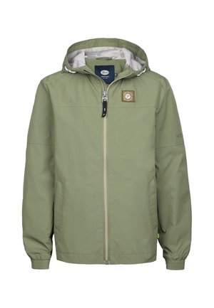 Chaqueta verde claro con capucha ajustable, cierre de cremallera y puños elásticos. Presenta un parche de logo en el pecho y un forro interior transpirable.