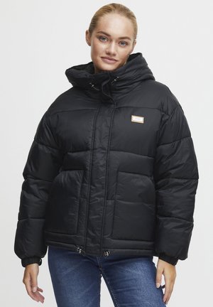 Veste rembourrée noire avec capuche, dotée d'une fermeture éclair, de poches avant, de poignets élastiques et d'un petit patch logo sur le côté gauche.