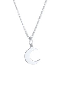 Pendente a forma di luna crescente in argento su una collana a catena torsionata, con superficie lucida e bordi lisci, caratterizzato da un design semplice e minimalista.