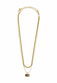Guldtonad lagerhalsband med två släta ormkedjor och en oval berlock med en grön-blå sten.