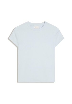 T-shirt bleu clair à manches courtes et col rond avec une petite étiquette "Bershka" à l'intérieur du col arrière sur fond blanc.