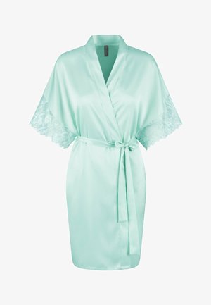 Bata de satén verde claro con mangas de encaje, diseño envolvente, cierre de cinturón y textura suave. Largo hasta medio muslo con un ajuste holgado.