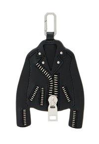 Czarny skórzany brelok w kształcie kurtki motocyklowej, z srebrnymi suwakami i zatrzaskami, z metalowym zaciskiem u góry.