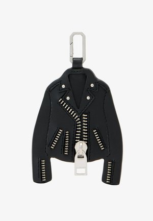Llavero de cuero negro con forma de chaqueta de motorista, con cremalleras y detalles de botón a presión plateados, y un broche metálico en la parte superior.