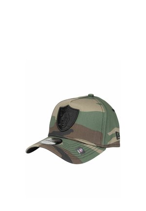 Baseballkappe im Tarnmuster mit schwarzem Raiders-Logo-Patch auf der Vorderseite und kleinem NFL-Aufkleber auf dem gebogenen Schirm.