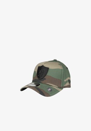 Baseballkappe im Tarnmuster mit schwarzem Raiders-Logo-Patch auf der Vorderseite und kleinem NFL-Aufkleber auf dem gebogenen Schirm.