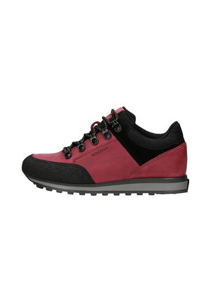 Niedriger Wanderschuh in Rot und Schwarz mit Metallösen, schwarzen Schnürsenkeln und einer profilierte Sohle für den Außeneinsatz.