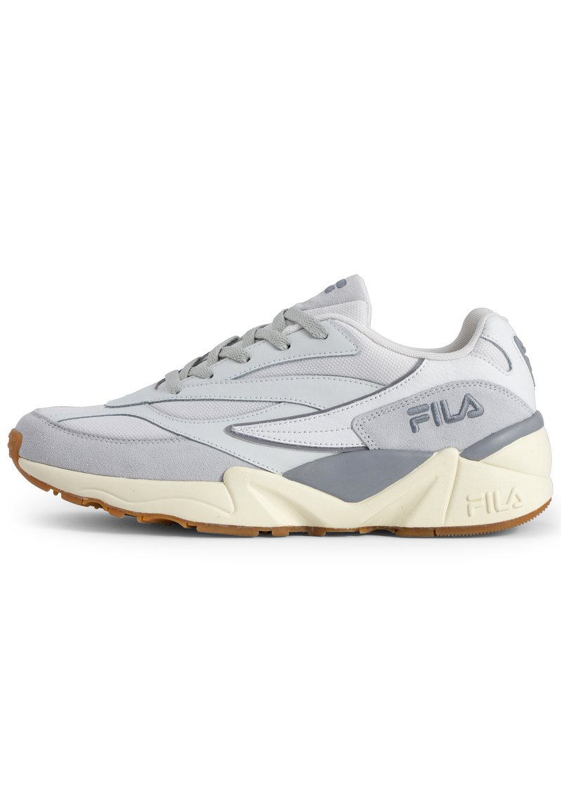 Szare buty sportowe z mieszanką gładkich i teksturowanych materiałów, sznurowanym zapięciem oraz kontrastującą podeszwą z gumy. Wyeksponowane logo Fila.