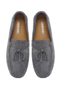 Zapatos mocasines de ante gris con un detalle de lazo, costuras en contraste y un forro interior en tono marrón. Suelas planas para un uso casual. Nombre de la marca: DERIMOD.