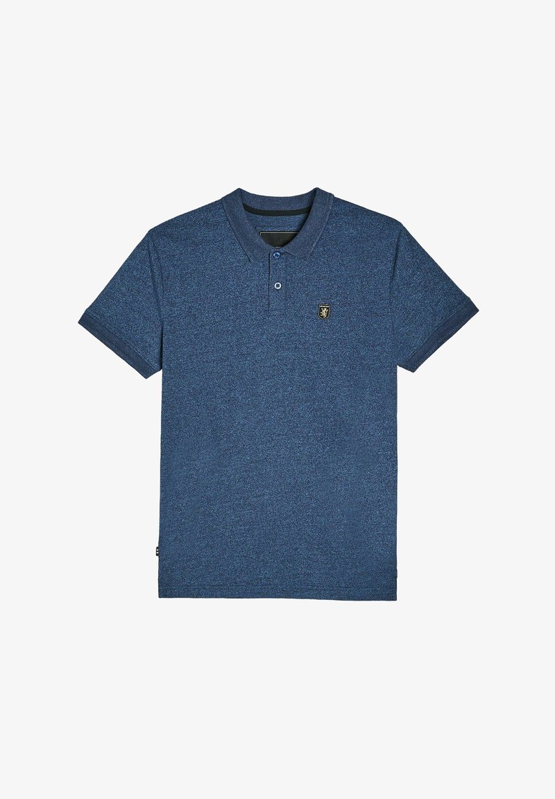 Niebieska koszulka polo z krótkim rękawem, z dwoma guzikami i małym czarno-złotym emblematem po lewej stronie klatki piersiowej.